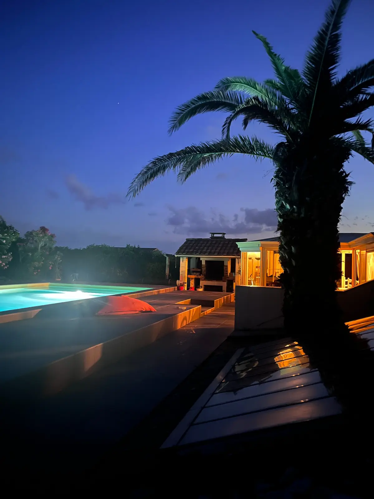Piscine au coucher de soleil